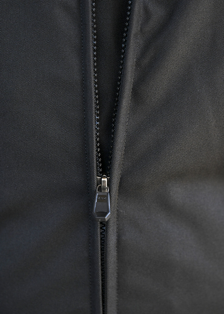 773x1080 APEX detalles 2 Automatic lock YKK front zipper